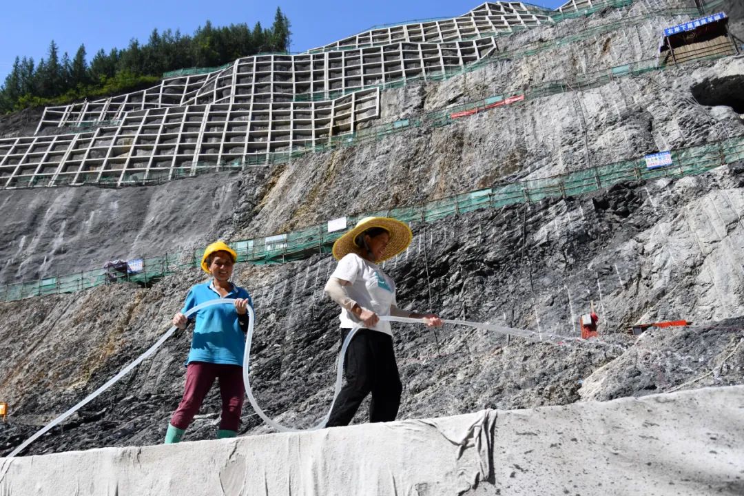 花滩子水库坝基垫层浇筑完成！看“硬核”科技如何助力高温作业？