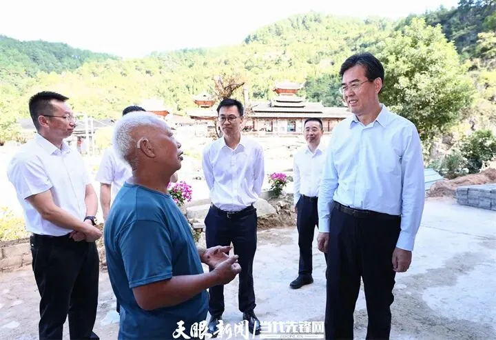 李炳军在黔东南州和黔南州调研